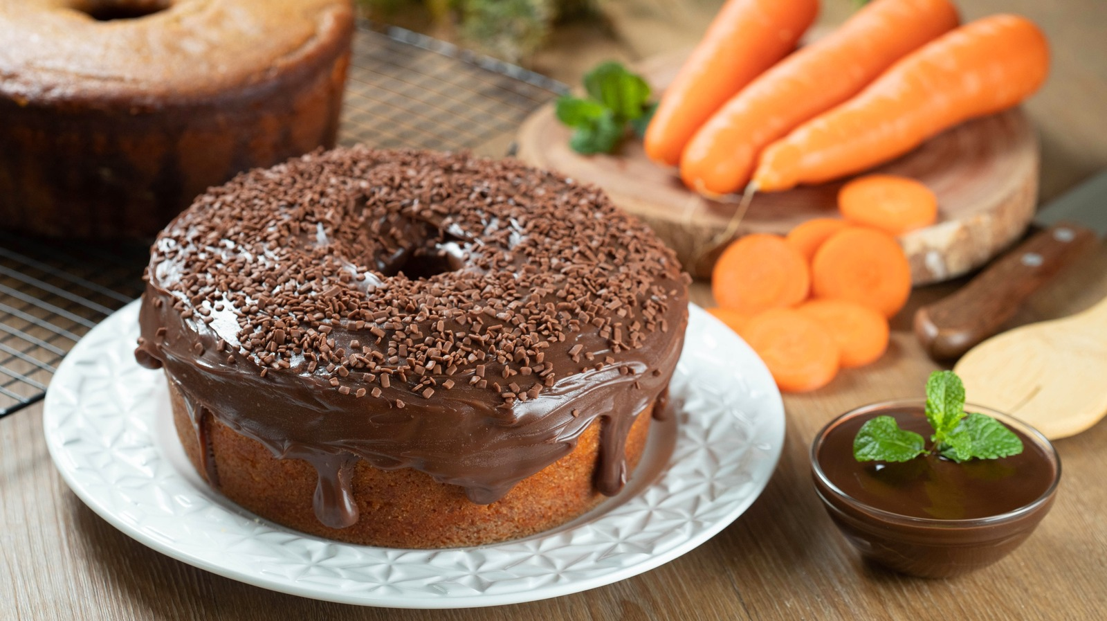 ブラジルのキャロットケーキはチョコレートフロスティングをトッピングした心地よいデザートです