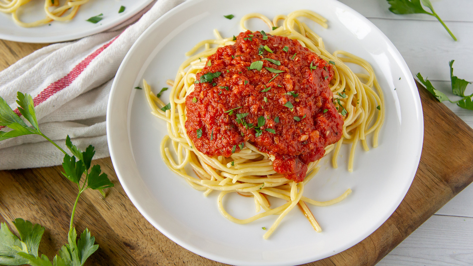 マリナラソースを素早く作るには、缶詰のつぶしたトマトを使う