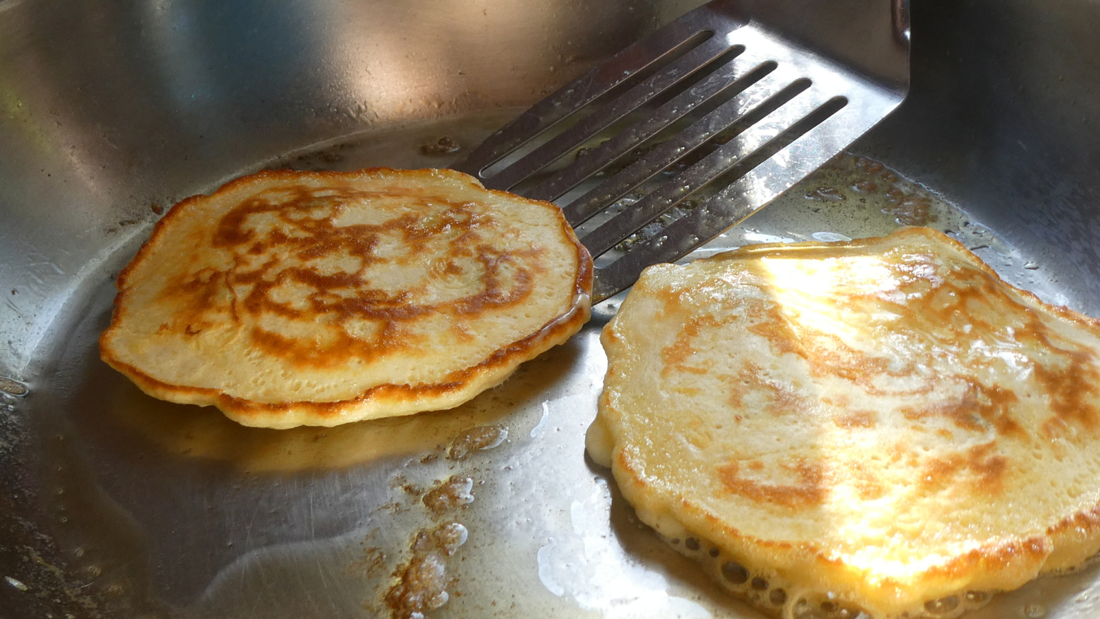 生地の飛び散りを避けるために必要なパンケーキひっくり返しのテクニック