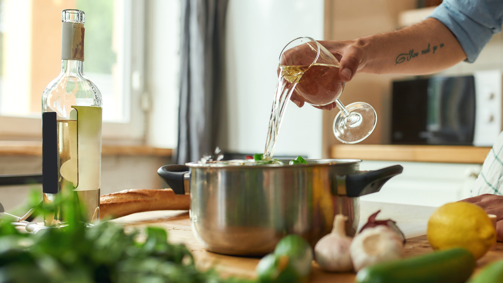 料理を成功させるために、特定の食品と一緒に白ワインを調理する